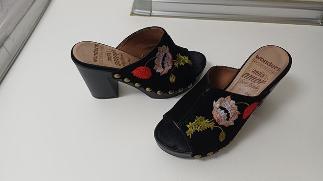 Zuecos Wonders bordados negros