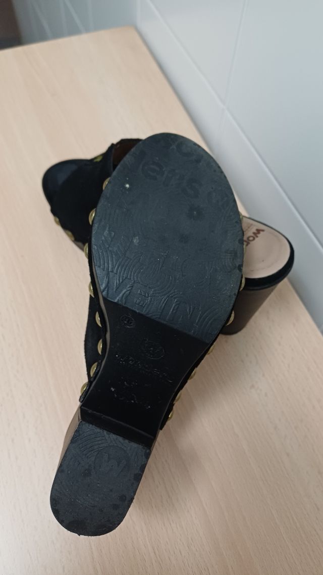 Zuecos Wonders bordados negros