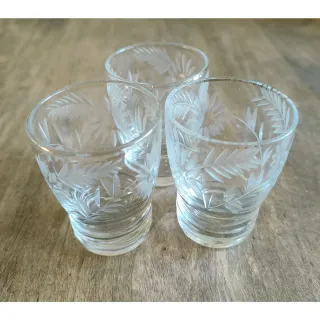 Vasos de cristal tallado con flores