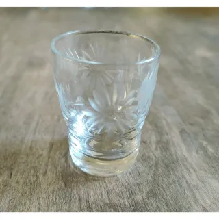 Vasos de cristal tallado con flores