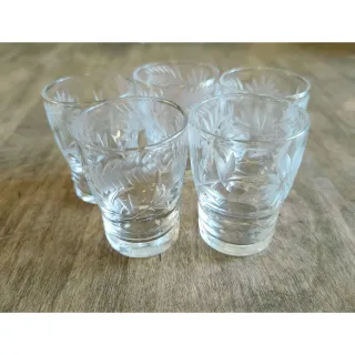 Vasos de cristal tallado con flores