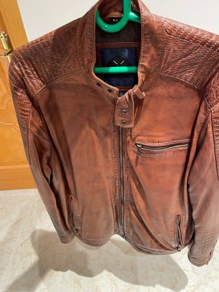 Cazadora de cuero marrón Stones.