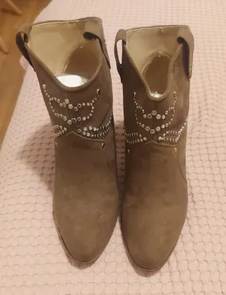 Botines Zara Tacón Ante tachuelas Caqui Talla 39