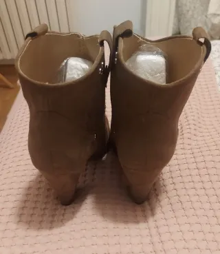Botines Zara Tacón Ante tachuelas Caqui Talla 39