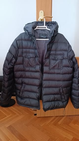 Plumífero con capucha.