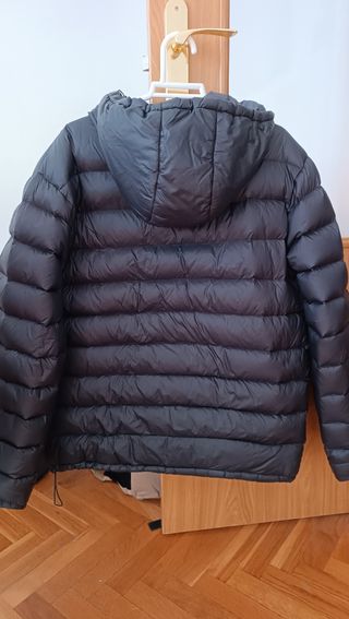 Plumífero con capucha.