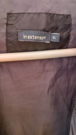 Plumífero con capucha.