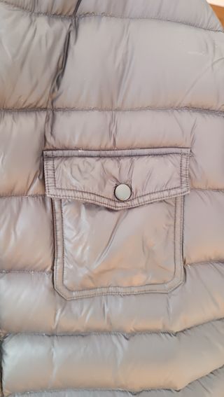 Plumífero con capucha.