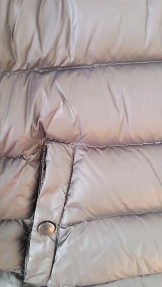 Plumífero con capucha.