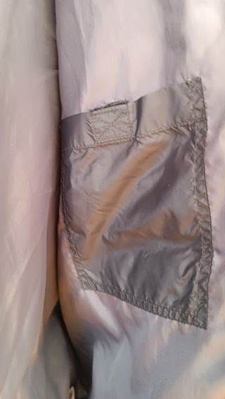 Plumífero con capucha.