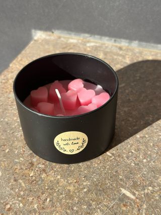 Candela artigianale a forma di cuore rosa in latta nera