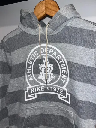 Sudadera Nike Vintage Athletic Dept 1972 Gris