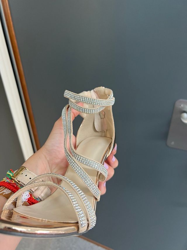 Sandalias doradas con pedrería