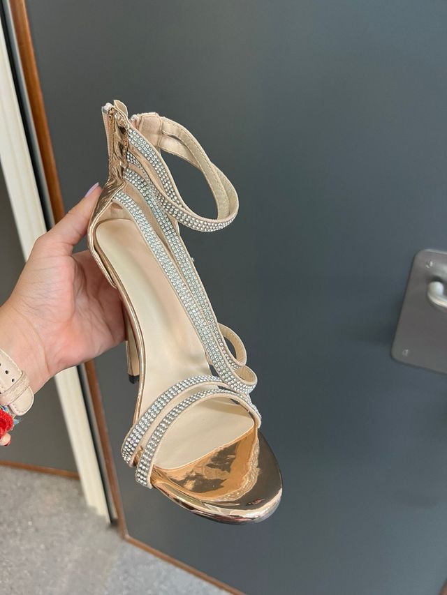 Sandalias doradas con pedrería