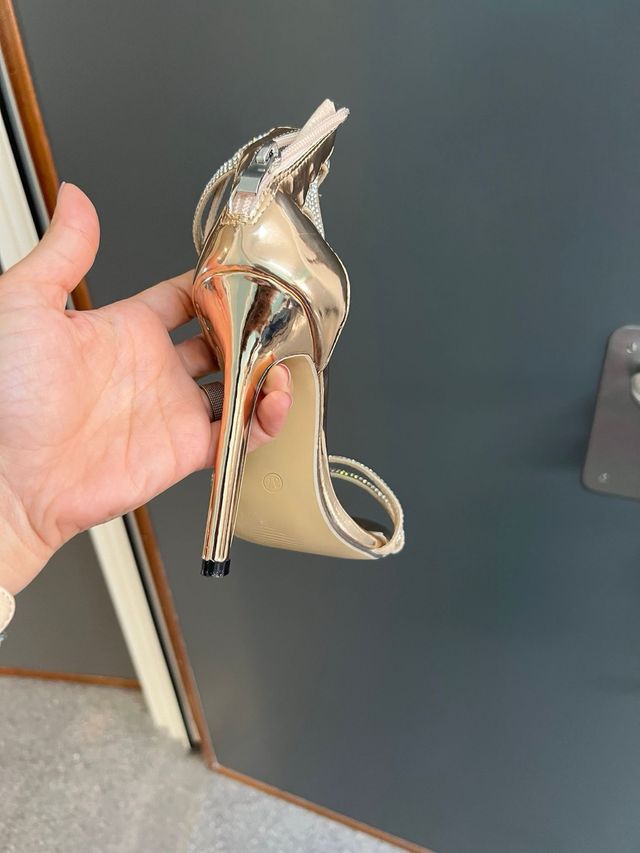 Sandalias doradas con pedrería