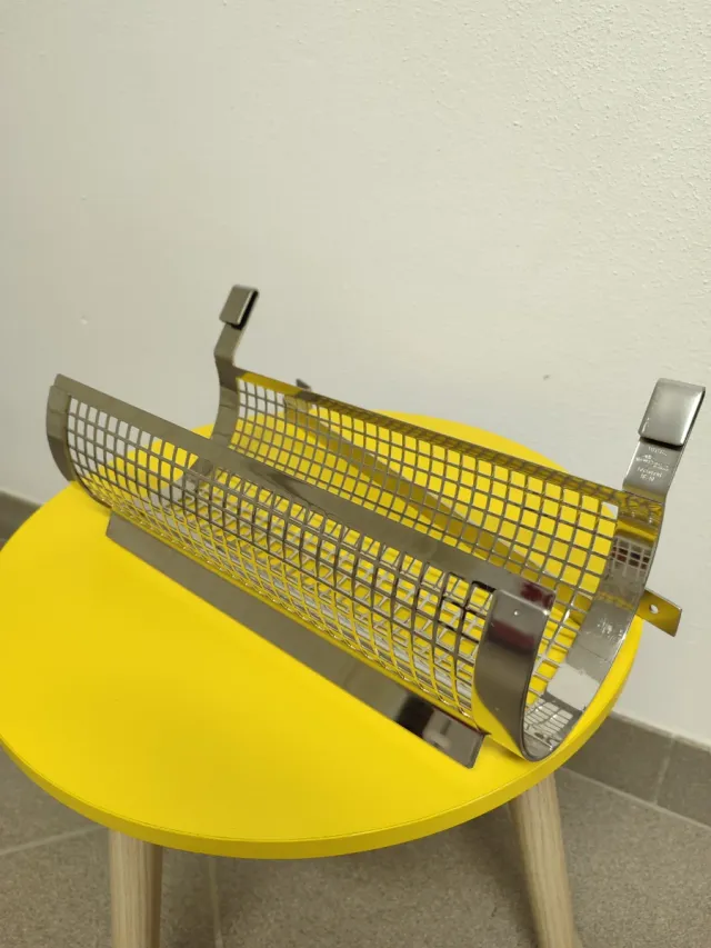 Portarotolo stile industriale in metallo.