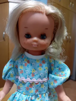 Muñeca Lesly Vestido Floral Azul