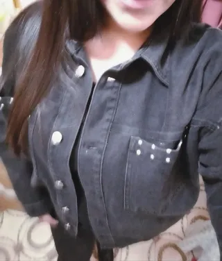 Chaqueta tejana negra con tachuelas