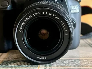 Kit con Canon EOS 4000D + obiettivi + treppiede