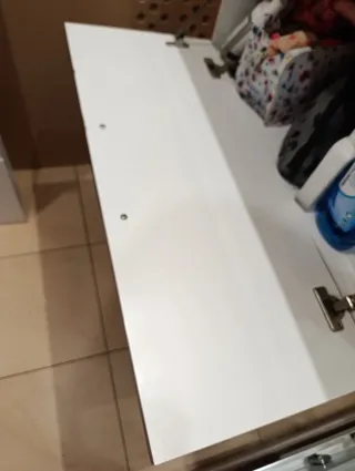 Mueble de baño morado con lavabo, espejo y grifo.