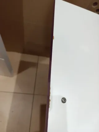 Mueble de baño morado con lavabo, espejo y grifo.