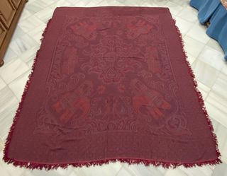 Colcha antigua de cama  de color granate