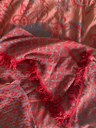 Colcha antigua de cama  de color granate