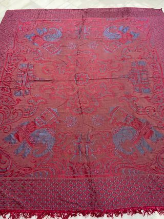 Colcha antigua de cama  de color granate