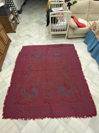 Colcha antigua de cama  de color granate