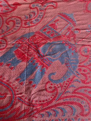 Colcha antigua de cama  de color granate