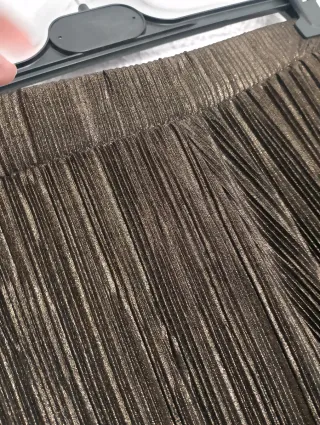 Pantalón plisado dorado y marrón