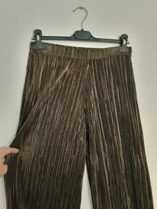 Pantalón plisado dorado y marrón