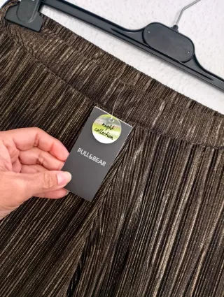 Pantalón plisado dorado y marrón