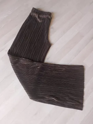 Pantalón plisado dorado y marrón