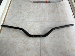 Manillar de bicicleta negro