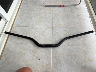 Manillar de bicicleta negro
