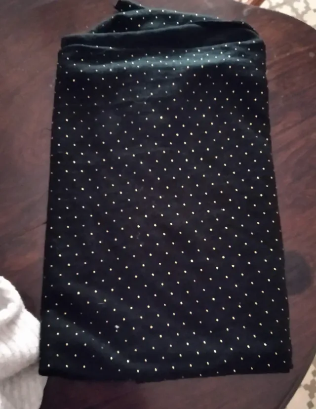 Bufanda negro con lunares dorados