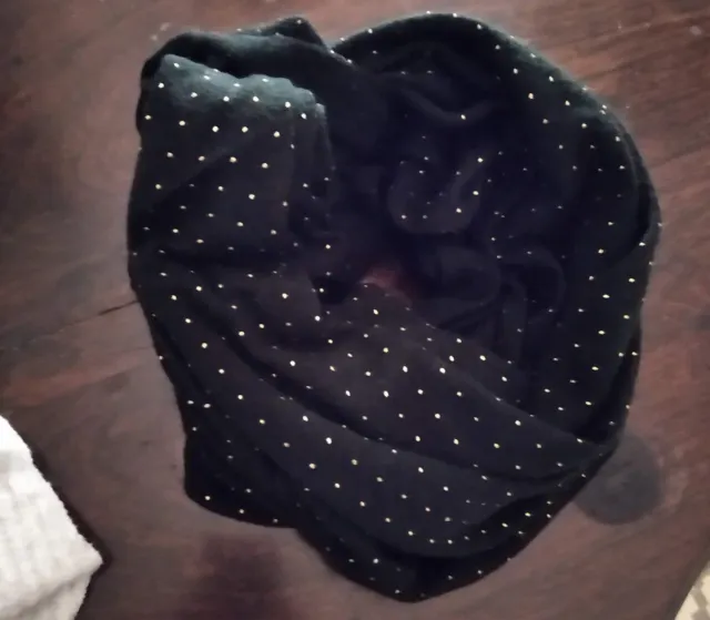 Bufanda negro con lunares dorados