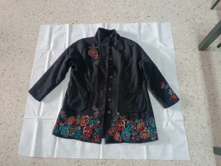 Abrigo negro bordado mujer