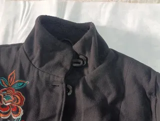 Abrigo negro bordado mujer