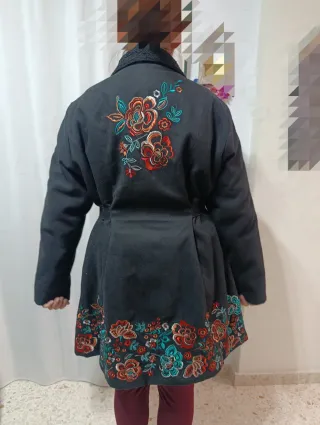 Abrigo negro bordado mujer