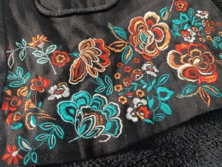 Abrigo negro bordado mujer