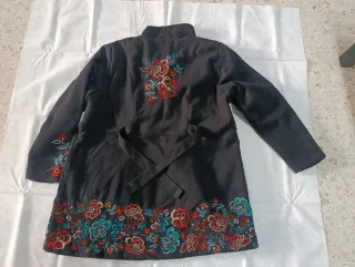 Abrigo negro bordado mujer
