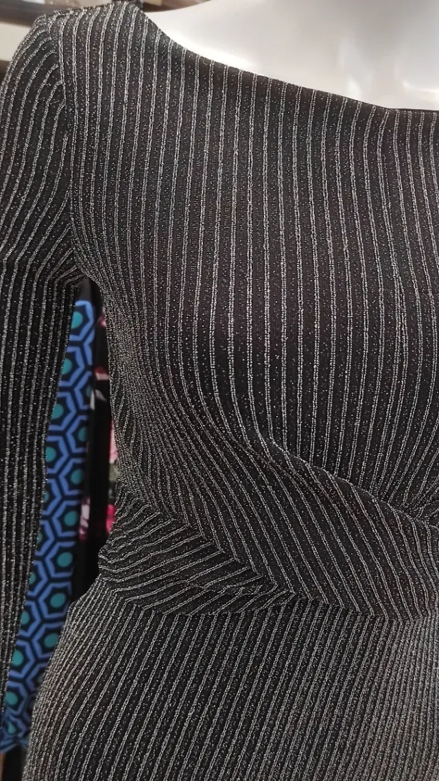 Abito brillante nero e argento