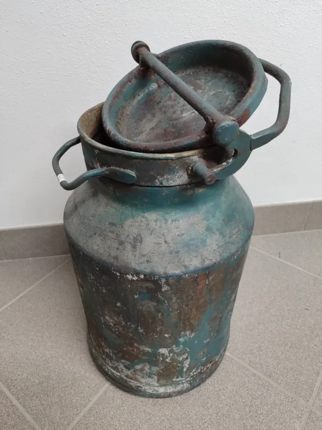 Antico contenitore per prodotti chimici.