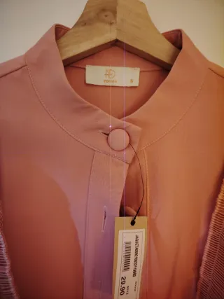 Casaco rosa com botões e folhos.