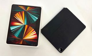 iPad Pro 12.9 M1 (5ª Gen) con Magic Keyboard.