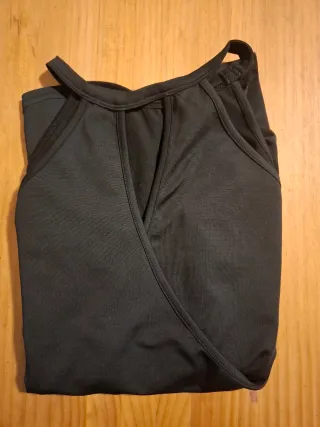 BLUSA hombros desciniertos negra