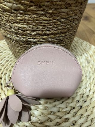 Monedero SHEIN rosa con flor