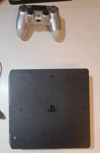 Consola PS4 + Mando + Cables + fifa 25